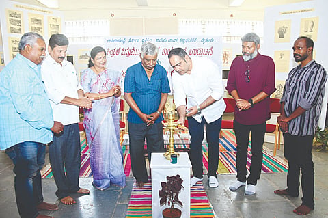 ನಗರದ ಚಾಮರಾಜೇಂದ್ರ ಸರ್ಕಾರಿ ದೃಶ್ಯಕಲಾ ಕಾಲೇಜು(ಕಾವಾ)ದಲ್ಲಿ ಸೋಮವಾರ ಆಯೋಜಿಸಿದ್ದ ಕಾರ್ಯಕ್ರಮವನ್ನು ಗಣ್ಯರು ಉದ್ಘಾಟಿಸಿದರು. ಬಿ.ಎನ್.ವಿಚಾರ್, ಮಂಜು ಪ್ರಸಾದ್, ನಿರ್ಮಲಾ ಮಠಪತಿ, ಕೆ.ರಾಘವೇಂದ್ರ ಇತರರಿದ್ದರು.