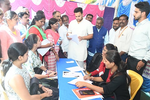  ಪುರಭವನದಲ್ಲಿ ಸೋಮವಾರ ಆಯೋಜಿಸಿದ್ದ ಉದ್ಯೋಗ ಮೇಳದಲ್ಲಿ ಸಂಸದ ಯದುವೀರ್ ಕೃಷ್ಣದತ್ತ ಚಾಮರಾಜ ಒಡೆಯರ್ ಉದ್ಯೋಗಾಕಾಂಕ್ಷಿಗಳೊಂದಿಗೆ ಸಮಾಲೋಚನೆ ನಡೆಸಿದರು. 