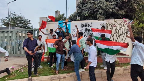ಸರ್ಜಾಪುರಕಾಲೇಜಿನ ನಾಮಫಲಕಗಳಿಗೆ ಮಸಿ ಬಳಿದು, ತ್ರಿವರ್ಣ ಧ್ವಜ ಹಿಡಿದು ಕಾಲೇಜು ಮುಂಭಾಗದಲ್ಲಿ ಘೋಷಣೆ ಕೂಗಿ ಪ್ರತಿಭಟನೆ ನಡೆಸಿದರು. ದೇಶವಿರೋಧಿ ಮತ್ತು ಸೈನ್ಯ ವಿರೋಧಿ ಚಟುವಟಿಕೆಗಳು ನಡೆಯುತ್ತಿವೆ ಎಂದು ಆರೋಪಿಸಿದರು.