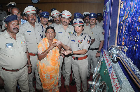ಮೈಸೂರು ನಗರ ಪೊಲೀಸರು ವಶಪಡೆಸಿಕೊಂಡಿದ್ದ ಸ್ವತ್ತುಗಳನ್ನು ಮಾಲೀಕರಿಗೆ ಹಸ್ತಾಂತರಿಸಿದರು. ನಗರ ಪೊಲೀಸ್ ಆಯುಕ್ತೆ ಸೀಮಾ ಲಾಟ್ಕರ್, ಡಿಸಿಪಿ ಸುಂದರ್‌ರಾಜ್, ಎಸಿಪಿಗಳಾದ ರಮೇಶ್ ಕುಮಾರ್, ರವಿಶಂಕರ್, ಮ್ಯಾಥ್ಯೂ ಥಾಮಸ್, ಮಹಮ್ಮದ್ ಶರೀಫ್ ರಾವುತರ್ ಇದ್ದರು.