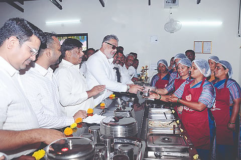  ಜಿಲ್ಲಾ ಪಂಚಾಯಿತಿ ಕಚೇರಿ ಹಿಂಭಾಗ ಕಾರ್ಯಾರಂಭ ಮಾಡಿರುವ ‘ಅಕ್ಕ ಕೆಫೆ’ಯಲ್ಲಿ ಸಚಿವ ಡಾ.ಎಚ್.ಸಿ.ಮಹದೇವಪ್ಪ, ಶಾಸಕ ತನ್ವೀರ್ ಸೇಠ್ ಸಿಹಿ ಸ್ವೀಕರಿಸಿದರು. ಎಸ್.ಯುಕೇಶ್ ಕುಮಾರ್, ಶೇಕ್ ತನ್ವೀರ್ ಆಸೀಫ್ ಇತರರಿದ್ದರು.