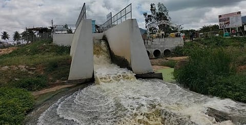 ಚಿಕ್ಕಬಳ್ಳಾಪುರ ಕಂದವಾರ ಕೆರೆಗೆ ಹರಿಯುತ್ತಿರುವ ವ್ಯಾಲಿ ಯ ತ್ಯಾಜ್ಯ ಸಂಸ್ಕರಿತ ನೀರು
