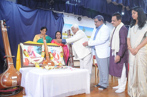 ನಗರದಲ್ಲಿ ಮಂಗಳವಾರ ಆಯೋಜಿಸಿದ್ದ ಪಂ.ಪುಟ್ಟರಾಜ ಗವಾಯಿ ಮತ್ತು ಡಾ.ಗಂಗೂಬಾಯಿ ಹಾನಗಲ್ ಅವರ ಜನ್ಮದಿನೋತ್ಸವ ಕಾರ್ಯಕ್ರಮವನ್ನು ಡಾ.ಗಂಗೂಬಾಯಿ ಹಾನಗಲ್ ಸಂಗೀತ ಮತ್ತು ಪ್ರದರ್ಶನ ಕಲೆಗಳ ವಿಶ್ವವಿದ್ಯಾಲಯದ ಕುಲಪತಿ ಪ್ರೊ.ಕೆ.ರಾಮಕೃಷ್ಣಯ್ಯ ಉದ್ಘಾಟಿಸಿದರು.  