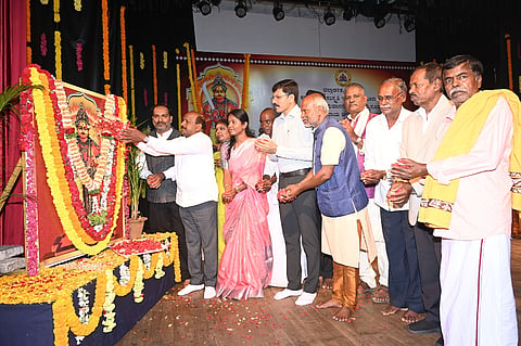   ಕಿರುರಂಗಮಂದಿರದಲ್ಲಿ ಶನಿವಾರ ಆಯೋಜಿಸಿದ್ದ ಜಯಂತಿ ಕಾರ್ಯಕ್ರಮದಲ್ಲಿ ಶ್ರೀ ಅಗ್ನಿ ಬನ್ನಿರಾಯರ ಭಾವಚಿತ್ರಕ್ಕೆ ಎಂಎಲ್‌ಸಿ ಸಿ.ಎನ್.ಮಂಜೇಗೌಡ ಪುಷ್ಪ ನಮನ ಸಲ್ಲಿಸಿದರು. ಡಾ.ಎಚ್.ಎನ್.ರಮೇಶ್, ಶಿವಣ್ಣ, ಶಾಂತೇಗೌಡ, ರಾಮೇಗೌಡ, ಹುಚ್ಚೇಗೌಡ, ವೆಂಕಟೇಶ್ ಇದ್ದರು