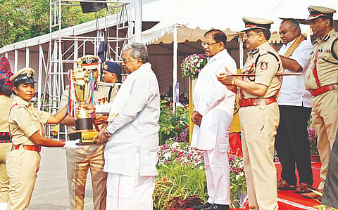 ನಗರದ ಕರ್ನಾಟಕ ಪೊಲೀಸ್ ಅಕಾಡೆಮಿಯ ಕವಾಯತು ಮೈದಾನದಲ್ಲಿ ಭಾನುವಾರ ಆಯೋಜಿಸಿದ್ದ 46ನೇ ತಂಡದ ನಿರ್ಗಮನ ಪಥ ಸಂಚಲನದಲ್ಲಿ ಭಾಗವಹಿಸಿದ್ದ ಪ್ರಶಿಕ್ಷಣಾರ್ಥಿಗಳು.
