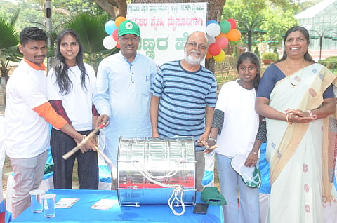 ನಗರದ ಕುಪ್ಪಣ್ಣ ಪಾರ್ಕ್‌ನಲ್ಲಿ ಶನಿವಾರ ಆಯೋಜಿಸಿದ್ದ ಕಾರ್ಯಕ್ರಮವನ್ನು ಪ್ರೊ.ಯು.ಎನ್.ರವಿಕುಮಾರ್ ಡೊಳ್ಳು ಬಾರಿಸುವ ಮೂಲಕ ಉದ್ಘಾಟಿಸಿದರು. ಪರಶುರಾಮೇಗೌಡ, ಸರಸ್ವತಿ ಇದ್ದರು.