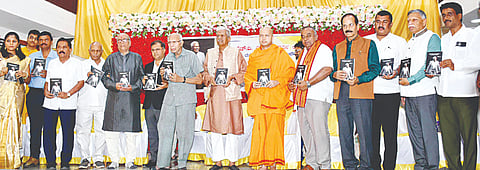 ಎಚ್‌ವಿಎಸ್ ಮೂರ್ತಿ ಬದುಕು ಹೋರಾಟದ ಅವಲೋಕನ ಕೃತಿಯನ್ನು ಹಿರಿಯ ಸಾಹಿತಿ ಡಾ.ಸಿಪಿಕೆ ಬಿಡುಗಡೆ ಮಾಡಿದರು. ಸ್ವಾಮಿ ಸರ್ವಜಯಾನಂದಜಿ, ಶಾಸಕ ಟಿ.ಎಸ್.ಶ್ರೀವತ್ಸ, ಮಾಜಿ ಶಾಸಕ ಎಂ.ಕೆ. ಸೋಮಶೇಖರ್, ಜಿಲ್ಲಾ ಕಸಾಪ ಅಧ್ಯಕ್ಷ ಮಡ್ಡೀಕೆರೆ ಗೋಪಾಲ್, ಮೈಸೂರು ವಕೀಲರ ಸಂಘದ ಅಧ್ಯಕ್ಷ ಎಸ್. ಲೋಕೇಶ್, ಕಾರ್ಯದರ್ಶಿ ಎ.ಜಿ. ಸುಧೀರ್, ರಾಜ್ಯ ಪರಿಷತ್  ಸದಸ್ಯ ಚಂದ್ರಮೌಳಿ ಇತರರಿದ್ದರು.