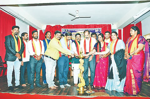  ಜಿಲ್ಲಾ ಕನ್ನಡ ಸಾಹಿತ್ಯ ಭವನದಲ್ಲಿ ಭಾನುವಾರ ಆಯೋಜಿಸಿದ್ದ ಮೈಸೂರು ಸಾಹಿತ್ಯ ಸಂಭ್ರಮವನ್ನು ಗಣ್ಯರು ಉದ್ಘಾಟಿಸಿದರು. ಸಿದ್ದಣ್ಣ ಬಾಡಗಿ, ಮಡ್ಡೀಕೆರೆ ಗೋಪಾಲ್, ರವಿ ಸಂತು, ಟಿ.ತ್ಯಾಗರಾಜು ಇನ್ನಿತರರಿದ್ದರು.
