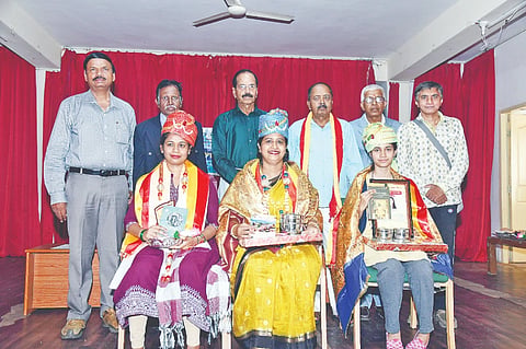 ವಿಜಯನಗರದ ಜಿಲ್ಲಾ ಕನ್ನಡ ಸಾಹಿತ್ಯ ಭವನದಲ್ಲಿ ಆಯೋಜಿಸಿದ್ದ ಸನ್ಮಾನ ಕಾರ್ಯಕ್ರಮದಲ್ಲಿ ಮಡ್ಡೀಕೆರೆ ಗೋಪಾಲ್, ಅಂಶಿ ಪ್ರಸನ್ನಕುಮಾರ್, ಎಸ್.ವೆಂಕಟರವಣಪ್ಪ,  ಮೂಗೂರು ನಂಜುಂಡಸ್ವಾಮಿ, ಜಿ.ಪ್ರಕಾಶ್, ಎಚ್.ವಿ. ಸುಬ್ಬರಾವ್ ಇತರರಿದ್ದರು.