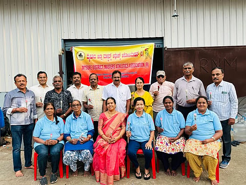 ರಾಷ್ಟ್ರೀಯ ಮಹಿಳಾ ಮಾಸ್ಟರ್ಸ್ ಅಥ್ಲೆಟಿಕ್ಸ್ ಚಾಂಪಿಯನ್‌ಶಿಪ್‌ನಲ್ಲಿ ಕರ್ನಾಟಕ ರಾಜ್ಯ ಮಾಸ್ಟರ್ಸ್ ತಂಡವನ್ನು ಪ್ರತಿನಿಧಿಸುವ ಮಹಿಳಾ ಕ್ರೀಡಾಪಟುಗಳಿಗೆ ಟಿ-ಶರ್ಟ್ ವಿತರಿಸಲಾಯಿತು. ಸುಮನಾ ಎನ್. ಮೂರ್ತಿ, ಎಂ. ಯೋಗೇಂದ್ರ, ಬಿ.ಬಸವರಾಜು, ಚೆನ್ನಯ್ಯ, ಕೆ.ಎನ್.ಸೋಮಶೇಖರ್, ಎಂ.ಪಿ.ಚಂದ್ರಶೇಖರ್ ಇದ್ದರು.