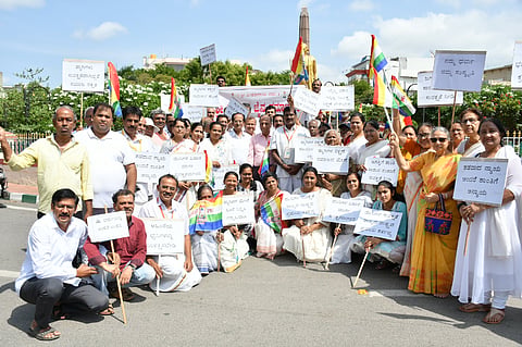 ಜೈನ ಸಮುದಾಯದವರ ಹಾಗೂ ಮುನಿಗಳ ಮೇಲೆ ದೌರ್ಜನ್ಯ, ಹತ್ಯೆ ಖಂಡಿಸಿ ಶ್ರೀದಿಗಂಬರ ಜೈನ ಸಮಾಜದಿಂದ ನಗರದಲ್ಲಿ ಪ್ರತಿಭಟನೆ ನಡೆಯಿತು. ಎಂ.ಆರ್.ಸುನೀಲ್‌ಕುಮಾರ್, ಬಿ.ಭರತ್‌ರಾಜ್, ಪಿ.ಎಸ್.ಲಕ್ಷ್ಮೀಶ್‌ಬಾಬು, ಬಿ.ಜ್ವಾಲೇಂದ್ರಕುಮಾರ್, ಎನ್.ಜಿನೇಂದ್ರ ಪ್ರಕಾಶ್ ಇತರರು ಇದ್ದರು
