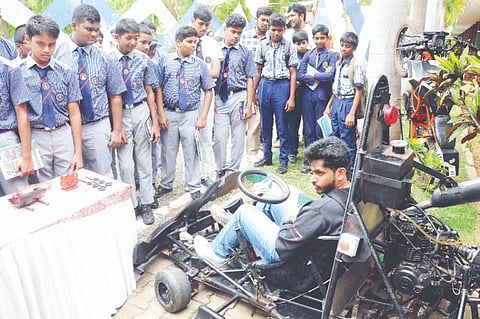  ಎಸ್‌ಜೆಸಿಇಯಲ್ಲಿ ಶನಿವಾರ ಆಯೋಜಿಸಿದ್ದ ‘ಮುಕ್ತ ದಿನಾಚರಣೆ’ ಕಾರ್ಯಕ್ರಮದಲ್ಲಿ ಪ್ರದರ್ಶನಗೊಂಡ ವಿದ್ಯಾರ್ಥಿಗಳ ಅನ್ವೇಷಣಾ ಮಾದರಿಗಳನ್ನು ಗಣ್ಯರಾದ ಡಾ.ಸಿ.ಜಿ.ಬೆಟಸೂರಮಠ, ಎಂ.ಪಿ.ನಾಗಮ್ಮ, ಡಾ. ಎ.ಎನ್.ಸಂತೋಷ್ ಕುಮಾರ್ ವೀಕ್ಷಿಸಿದರು.