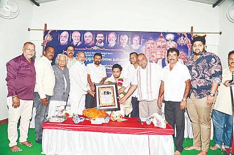  ಸರಸ್ವತಿಪುರಂ ಶ್ರೀರಾಮ ಮಂದಿರದ ಸಭಾಂಗಣದಲ್ಲಿ ಸಂಸದ ಯದುವೀರ್ ಕೃಷ್ಣದತ್ತ ಚಾಮರಾಜ ಒಡೆಯರ್ ಅವರನ್ನು ಸನ್ಮಾನಿಸಲಾಯಿತು. ಟಿ.ಎಸ್.ಶ್ರೀವತ್ಸ, ಎಲ್.ನಾಗೇಂದ್ರ, ಆರ್.ಲಿಂಗಪ್ಪ, ಸುಂದರೇಶ್ ಇತರರಿದ್ದರು