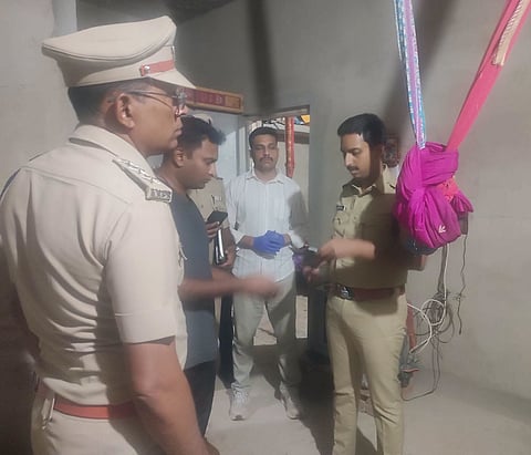 ಘಟನೆಯ ಸ್ಥಳವನ್ನು ಪರಿಶೀಲಿಸುತ್ತಿರುವ ಜಿಲ್ಲಾ ಪೊಲೀಸ್‌ ವರಿಷ್ಠಾಧಿಕಾರಿ ಕುಶಾಲ್‌ ಚೌಕ್ಸೆ