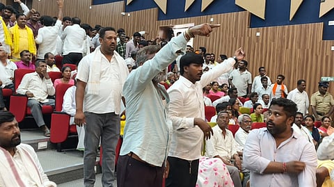 ಕಾರ್ಯಕ್ರಮದಲ್ಲಿ ಗಲಾಟೆಯ ದೃಶ್ಯ