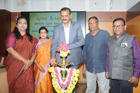 ಮಾನಸಗಂಗೋತ್ರಿಯ ಮಾಳವಿಯ ಮಿಷನ್ ಶಿಕ್ಷಕರ ತರಬೇತಿ ಕೇಂದ್ರದಲ್ಲಿ ಆಯೋಜಿಸಿದ್ದ ಕನ್ನಡ ಪುನಶ್ಚೇತನ ಶಿಬಿರವನ್ನು ಬುಧವಾರ ಕುಲಪತಿ ಪ್ರೊ.ಲೋಕನಾಥ್ ಉದ್ಘಾಟಿಸಿದರು. ಪ್ರೊ.ಬಸವರಾಜು ಕಲ್ಗುಡಿ,ಪ್ರೊ.ಎಚ್.ಪಿ.ಜ್ಯೋತಿ, ಪ್ರೊ.ಎಂ.ನಂಜಯ್ಯ ಹೊಂಗನೂರು, ಪ್ರೊ.ಎಸ್.ಡಿ. ಶಶಿಕಲಾ ಇದ್ದರು.