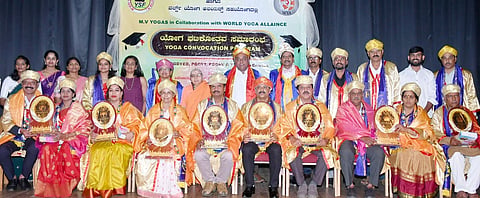 ಕಲಾಮಂದಿರದ ಆವರಣದ ಕಿರುರಂಗಮಂದಿರದಲ್ಲಿ ಶನಿವಾರ ಏರ್ಪಡಿಸಿದ್ದ ಮೈಸೂರು ವಿವೇಕಾನಂದ ಯೋಗ ಶಿಕ್ಷಣ ಮತ್ತು ಸಂಶೋಧನಾ ಸಂಸ್ಥೆಯ ಘಟಿಕೋತ್ಸವದಲ್ಲಿ ವಿವಿಧ ಕ್ಷೇತ್ರಗಳ ಸಾಧಕರಿಗೆ ಪ್ರಶಸ್ತಿ ಪ್ರದಾನ ಮಾಡಲಾಯಿತು. ಶಾಸಕ ಟಿ.ಎಸ್. ಶ್ರೀವತ್ಸ, ಸುಚರಿತಾ ಮಾತಾಜಿ, ಡಾ.ಪಿ.ಎನ್‌. ಗಣೇಶಕುಮಾರ್‌, ಡಾ.ಎಚ್.ಎ. ಶಶಿರೇಖಾ ಇದ್ದರು.