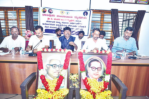 ಮೈಸೂರು ತಾಲೂಕು ಪಂಚಾಯಿತಿ ಸಭಾಂಗಣದಲ್ಲಿ ಪೌರಕಾರ್ಮಿಕರು ಹಾಗೂ ವಿವಿಧ ಅಧಿಕಾರಿಗಳೊಡನೆ ಸೋಮವಾರ ಆಯೋಜಿಸಿದ್ದ ಸಭೆಯಲ್ಲಿ ಸಿ.ಶಂಕರ ಅಂಕನಶೆಟ್ಟಿಪುರ, ಸಿ.ಕೃಷ್ಣ, ಜನಾರ್ದನ್, ಸುರೇಶ್ ಇದ್ದರು.