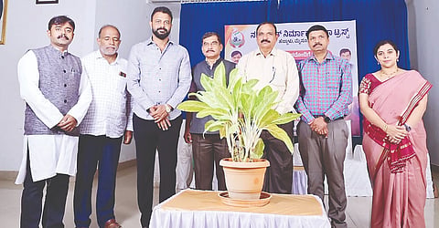 ಕೊಡಗುಗೌಡ ಸಮುದಾಯ ಭವನದಲ್ಲಿ ಭಾನುವಾರ ‘ಶಿಕ್ಷಣ ತಜ್ಞರಿಂದ ಮಕ್ಕಳಿಗೆ ಮಾರ್ಗದರ್ಶನ’ ಕಾರ್ಯಕ್ರಮ ನೆರವೇರಿತು. ಆರ್.ಎ.ಚೇತನರಾಮ್, ಡಾ.ಯಶಸ್ವಿನಿ ಸಂಜಯ್, ಅಂಶಿ ಪ್ರಸನ್ನಕುಮಾರ್, ಯು.ಬಸಪ್ಪ, ಕೆ.ವಿ.ಶ್ರೀಧರ್, ಕೆ.ವಿ.ಮಲ್ಲೇಶ್ ಇದ್ದರು.