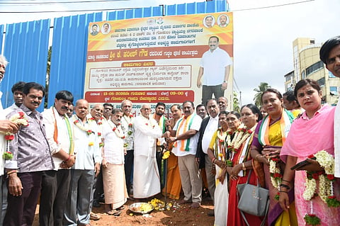 ಚಾಮರಾಜ ವಿಧಾನಸಭಾ ಕ್ಷೇತ್ರದ ಶಾಸಕ ಕೆ. ಹರೀಶ್ ಗೌಡ ಅವರು ಕ್ಷೇತ್ರದ ಎರಡು ವಾರ್ಡ್‌ಗಳಲ್ಲಿ ಒಟ್ಟು ₹2.54 ಕೋಟಿ ವೆಚ್ಚದ ವಿವಿಧ ಅಭಿವೃದ್ಧಿ ಕಾಮಗಾರಿಗಳಿಗೆ ಗುದ್ದಲಿ ಪೂಜೆ ನೆರವೇರಿಸಿ ಚಾಲನೆ ನೀಡಿದರು.