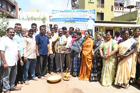 ಚಾಮರಾಜ ವಿಧಾನಸಭಾ ಕ್ಷೇತ್ರದ ವ್ಯಾಪ್ತಿಯ ವಿವಿಧ ಅಭಿವೃದ್ಧಿ ಕಾಮಗಾರಿಗಳಿಗೆ ಶಾಸಕ ಕೆ.ಹರೀಶ್‌ಗೌಡ ಚಾಲನೆ ನೀಡಿದರು. ಡಿ.ನಾಗಭೂಷಣ್, ಮೋಹನ್ ಕುಮಾರ್, ಚಂದ್ರಶೇಖರ್, ಎಸ್.ಆರ್. ರವಿಕುಮಾರ್, ಚಂದ್ರಕಲಾ, ರವಿ ನಾಯಕ್, ಮಹೇಶ್ ಇದ್ದರು.