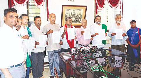  ಬಿಡದಿ ಟೌನ್‌ಶಿಪ್ ಕುರಿತು ನಿವೃತ್ತ ನ್ಯಾಯಮೂರ್ತಿಗಳ ನೇತೃತ್ವದ ಸಮಿತಿ ಸಿದ್ಧಪಡಿಸಿರುವ ವರದಿಯನ್ನು ಮೈಸೂರಿನಲ್ಲಿ ಬಿಡುಗಡೆಗೊಳಿಸಲಾಯಿತು. ದೇವನೂರ ಮಹದೇವ, ಬಡಗಲಪುರ ನಾಗೇಂದ್ರ, ಎಸ್.ಆರ್.ಹಿರೇಮಠ, ಟಿ.ಯಶವಂತ ಇನ್ನಿತರರಿದ್ದರು.