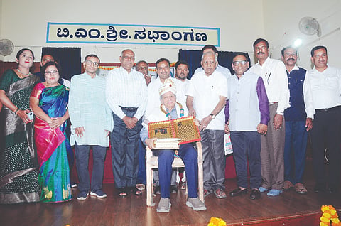 ಮೈಸೂರಿನ ಮಾನಸಗಂಗೋತ್ರಿ ಬಿಎಂಶ್ರೀ ಸಭಾಂಗಣದಲ್ಲಿ ಮಂಗಳವಾರ ಆಯೋಜಿಸಿದ್ದ ಕಾರ್ಯಕ್ರಮದಲ್ಲಿ ಪ್ರೊ.ಬರಗೂರು ರಾಮಚಂದ್ರಪ್ಪ ಅವರಿಗೆ ಪರಸಪ್ಪ-ನಾಗಮ್ಮ ದಂಪತಿ ಸಾಹಿತ್ಯ ಪ್ರಶಸ್ತಿ ಪ್ರದಾನ ಮಾಡಲಾಯಿತು. ಪ್ರೊ.ರಾಮೇಗೌಡ (ರಾಗೌ), ಪ್ರೊ.ಸಿ.ಪಿ.ಸಿದ್ದಾಶ್ರಮ, ಡಾ.ಬಸವರಾಜ ಸಾದರ, ಪ್ರೊ.ನಂಜಯ್ಯ ಹೊಂಗನೂರು, ಡಾ.ಕೆ.ತಿಮ್ಮಯ್ಯ, ಡಾ.ಕೆ.ಚಂದ್ರಕಾಂತ್ ಇತರರು ಇದ್ದರು.