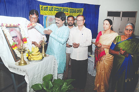 ಅಖಿಲ ಭಾರತ ಶರಣ ಸಾಹಿತ್ಯ ಪರಿಷತ್ತಿನ ನಗರ ಘಟಕದಿಂದ ಹಮ್ಮಿಕೊಂಡಿದ್ದ ದತ್ತಿ ಕಾರ್ಯಕ್ರಮದಲ್ಲಿ ಶ್ರೀ ಶಿವರಾತ್ರಿ ರಾಜೇಂದ್ರ ಸ್ವಾಮೀಜಿ ಭಾವಚಿತ್ರಕ್ಕೆ ಜಯಪ್ಪ ಹೊನ್ನಾಳಿ ಪುಷ್ಪಾರ್ಚನೆ ಮಾಡಿದರು. ಎಸ್.ಮಹದೇವಸ್ವಾಮಿ, ನಗರ್ಲೆ ಶಿವಕುಮಾರ್, ಆಶಾಲತಾ ಇತರರು ಇದ್ದರು.