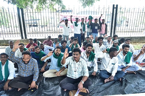 ಬಣ್ಣಾರಿ ಅಮ್ಮನ್ ಸಕ್ಕರೆ ಕಾರ್ಖಾನೆಗೆ ಭೂಮಿ ನೀಡಿರುವ ರೈತ ಕುಟುಂಬಗಳ ಮಕ್ಕಳಿಗೆ ಉದ್ಯೋಗ ನೀಡುವಂತೆ ಒತ್ತಾಯಿಸಿ ಸೋಮವಾರ ಪ್ರತಿಭಟನೆ ನಡೆಸಲಾಯಿತು.