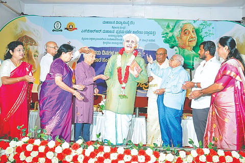   ಮಹಾಜನ ಪ್ರಥಮ ದರ್ಜೆ ಕಾಲೇಜಿನಲ್ಲಿ ಗುರುವಾರ ಆಯೋಜಿಸಿದ್ದ ಅಂತಾರಾಷ್ಟ್ರೀಯ ವಿಚಾರ ಸಂಕಿರಣದಲ್ಲಿ ‘ಬಾ ಕುವೆಂಪು ದರ್ಶನಕೆ’ ಕೃತಿಯನ್ನು ಬಿಡುಗಡೆಗೊಳಿಸಲಾಯಿತು. ಡಾ.ಚಂದ್ರಶೇಖರ ಕಂಬಾರ, ಡಾ.ನರಹಳ್ಳಿ ಬಾಲಸುಬ್ರಹ್ಮಣ್ಯ,  ಟಿ.ಮುರಳೀಧರ್ ಭಾಗವತ್, ಎಸ್.ಕೆ.ಸಂಜಯ್, ಡಾ.ಟಿ.ವಿಜಯಲಕ್ಷ್ಮೀ ಮುರಳೀಧರ್, ಡಾ.ಬಿ.ಆರ್.ಜಯಕುಮಾರಿ ಇನ್ನಿತರರಿದ್ದರು.