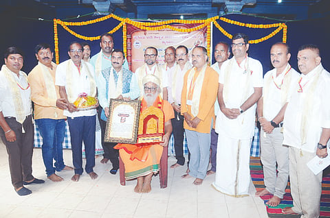 ನಗರದಲ್ಲಿ ಆಯೋಜಿಸಿದ್ದ ಸಂಸ್ಕೃತೋತ್ಸವದಲ್ಲಿ ಡಾ.ಭಾಷ್ಯಂ ಸ್ವಾಮಿ ಅವರಿಗೆ ‘ಸಂಸ್ಕೃತ ಸೇವಾ ಶಿರೋಮಣಿ’ ಪ್ರಶಸ್ತಿ ಪ್ರದಾನ ಮಾಡಲಾಯಿತು. ಡಾ.ವಿ.ಗಿರೀಶ್‌ಚಂದ್ರ, ಪ್ರೊ.ಸಿ.ಪಾಲಯ್ಯ, ಡಾ.ಪಿ.ಸತ್ಯನಾರಾಯಣ, ಎನ್.ಇಂದ್ರೇಶಪ್ಪ ಇನ್ನಿತರರಿದ್ದರು.