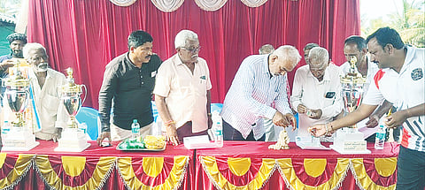 ಅರಕಲಗೂಡು ತಾಲೂಕಿನ ಬೆಟ್ಟಸೋಗೆ ಗ್ರಾಮದಲ್ಲಿ ಶನಿವಾರ ಹಮ್ಮಿಕೊಂಡಿದ್ದ ಎ. ಮಂಜು ಕಪ್ ಕ್ರಿಕೆಟ್ ಪಂದ್ಯಾವಳಿಯನ್ನು ಶಾಸಕ ಎ. ಮಂಜು ಉದ್ಘಾಟಿಸಿದರು. ಶಿವಮೂರ್ತಿ, ಯೋಗೇಶ್, ಹೇಮಂತಕುಮಾರ್, ಮಹೇಶ್, ಶಿವು ಇತರರಿದ್ದರು.