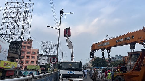 ಲೈಟ್ ಕಂಬ ಹತ್ತಿದ ಯುವಕ