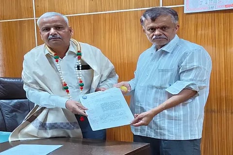 ಭದ್ರಾವತಿ ತಾಲೂಕಿನ ದೊಣಬಘಟ್ಟ ಹಾಗೂ ಬಿಳಿಕಿ ಗ್ರಾಪಂನ ಗ್ರಾಮಗಳಿಗೆ ಶುದ್ಧ ನೀರು ಪೂರೈಸುವಂತೆ ಒತ್ತಾಯಿಸಿ ಅಭಿಯಂತ ಅಶೋಕ್ ಎಲ್. ವಾಸನದ್ ಅವರಿಗೆ ಆರ್.ವೇಣುಗೋಪಾಲ್ ಮನವಿ ಸಲ್ಲಿಸಿದರು.