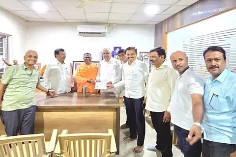 ಶಿವಮೊಗ್ಗದಲ್ಲಿ ಆಯೋಜಿಸಿರುವ ಶ್ರೀ ಪಂಚಪೀಠಾಧೀಶ್ವರರ ಅಡ್ಡಪಲ್ಲಕ್ಕಿ ಮಹೋತ್ಸವ, ಬಿ.ಎಸ್.ಯಡಿಯೂರಪ್ಪ ಅವರ ಅಭಿನಂದನಾ ಸಮಾರಂಭದ ಆಹ್ವಾನ ಪತ್ರಿಕೆಯನ್ನು ಶಾಸಕ ಬಿ.ಕೆ.ಸಂಗಮೇಶ್ವರ್‌ಗೆ ನೀಡಿ ಆಹ್ವಾನಿಸಲಾಯಿತು. ರಾಚೋಟೇಶ್ವರ ಶಿವಾಚಾರ್ಯ ಸ್ವಾಮೀಜಿ, ಸಿ.ಎಸ್.ಷಡಾಕ್ಷರಿ, ಆಯನೂರು ಮಂಜುನಾಥ್ ಇತರರಿದ್ದರು.
