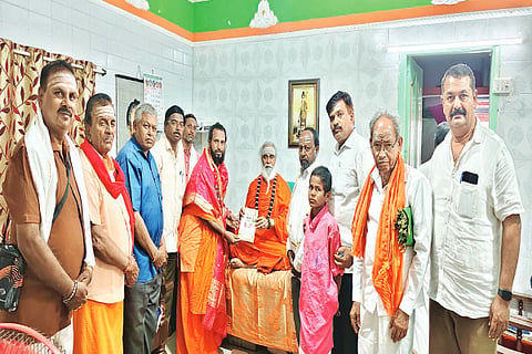 ಬಾಳೆಹೊನ್ನೂರು ರಂಭಾಪುರಿ ಪೀಠದಲ್ಲಿ ನಡೆದ ಪೌರ್ಣಿಮೆ ಧರ್ಮ ಸಮಾರಂಭದಲ್ಲಿ ಬುಕ್ಕಾಂಬು ತಪೋಬೆಟ್ಟದಲ್ಲಿ ವಿಶೇಷವಾಗಿ ಜಪ ತಪೋನುಷ್ಠಾನ ನೆರವೇರಿಸಿದ ಹಾರನಹಳ್ಳಿ ಶಿವಯೋಗಿ ಶಿವಾಚಾರ್ಯ ಸ್ವಾಮೀಜಿಗೆ ಶ್ರೀ ರಂಭಾಪುರಿ ಡಾ. ವೀರಸೋಮೇಶ್ವರ ಜಗದ್ಗುರುಗಳು ಆಶೀರ್ವದಿಸಿದರು.