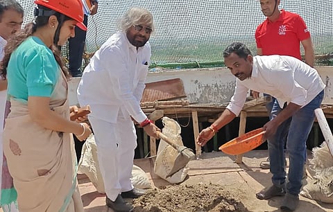 ಬಸವಕಲ್ಯಾಣದ ಅನುಭವ ಮಂಟಪದಲ್ಲಿ ಸೋಮವಾರ ನಿರ್ಮಾಣವಾಗುತ್ತಿರುವ ವಿಶ್ವದ ಅತೀ ಎತ್ತರದ ಇಷ್ಟಲಿಂಗ (55 ಮೀ.) ನಿರ್ಮಾಣಕ್ಕೆ ಸಚಿವ ಈಶ್ವರ ಖಂಡ್ರೆ ಚಾಲನೆ ನೀಡಿದರು. ಜಿಲ್ಲಾಧಿಕಾರಿ ಶಿಲ್ಪಾ ಶರ್ಮಾ ಇದ್ದರು.