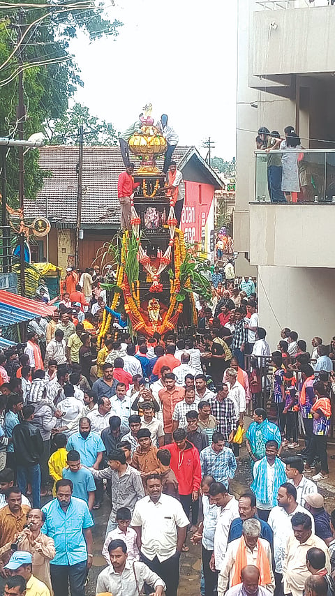 ಬೈಲಹೊಂಗಲದಲ್ಲಿ ಹಳೇ ಹನುಮಂತ ದೇವರ ರಥೋತ್ಸವ ಸಂಭ್ರಮದಿಂದ ಜರುಗಿತು.