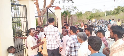 ಸಂಗೊಳ್ಳಿ ಗ್ರಾಮದ ಹೆಸ್ಕಾಂ ಕಚೇರಿಗೆ ಬೀಗ ಜಡಿದು ರೈತರು ಪ್ರತಿಭಟನೆ ನಡೆಸಿದರು. ಬಸವರಾಜ ಅಕ್ಕೊಳ್ಳಿ, ಬಸವರಾಜ ಆನೆಮಠ ಇತರರಿದ್ದರು.