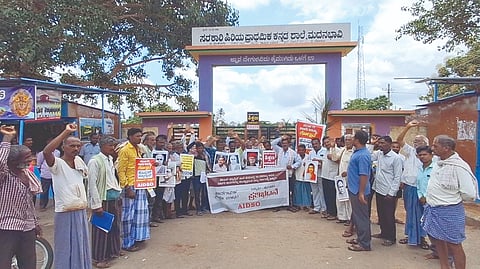 ಕೊಳದೂರು ಹಾಗೂ ಮದನಭಾವಿ ಸರ್ಕಾರಿ ಹಿರಿಯ ಪ್ರಾಥಮಿಕ ಶಾಲೆ ಮುಚ್ಚುವ ಸರ್ಕಾರದ ಕ್ರಮ ಖಂಡಿಸಿ ಗ್ರಾಮಸ್ಥರು ಪ್ರತಿಭಟನೆ ನಡೆಸಿದರು. ರಾಮನಗೌಡ ಪಾಟೀಲ, ಬಸವರಾಜ ಕೌಜಲಗಿ ಇತರರಿದ್ದರು.