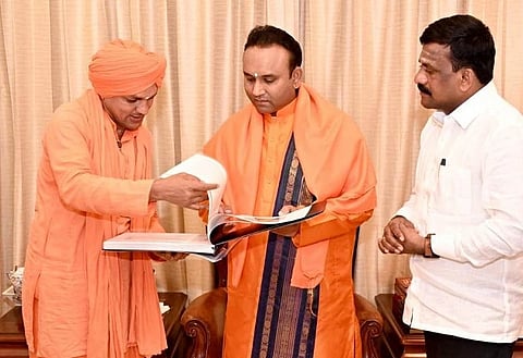 ಭಾಲ್ಕಿಯ ಹಿರೇಮಠ ಸಂಸ್ಥಾನದ ಪೀಠಾಧಿಪತಿ ಶ್ರೀ ಗುರುಬಸವ ಪಟ್ಟದ್ದೇವರು ಚಿಕ್ಕಬಳ್ಳಾಪುರದ ಮುದ್ದೇನಹಳ್ಳಿಯ ಸತ್ಯಸಾಯಿ ಗ್ರಾಮದ ಶ್ರೀ ಮಧುಸೂದನ ಸಾಯಿ ಅವರನ್ನು ಭೇಟಿಯಾಗಿ ಅಮೃತ ಮಹೋತ್ಸವಕ್ಕೆ ಆಹ್ವಾನ ನೀಡಿದರು. ಶಶಿಧರ ಕೋಸಂಬೆ ಇದ್ದರು.