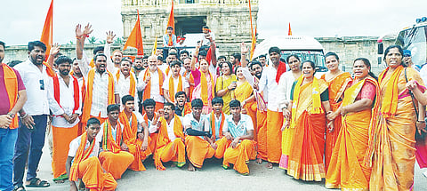 ಬೇಲೂರು ಪಟ್ಟಣದ ಶ್ರೀ ಚನ್ನಕೇಶವಸ್ವಾಮಿ ದೇಗುಲದ ಮುಂಭಾಗದಲ್ಲಿ ಪೂಜೆ ಸಲ್ಲಿಸಿ ಶಾಸಕ ಎಚ್.ಕೆ.ಸುರೇಶ್ ನೇತೃತ್ವದಲ್ಲಿ ದತ್ತ ಪೀಠಕ್ಕೆ ತೆರಳುತ್ತಿರುವ ಮಾಲಾಧಾರಿಗಳು.