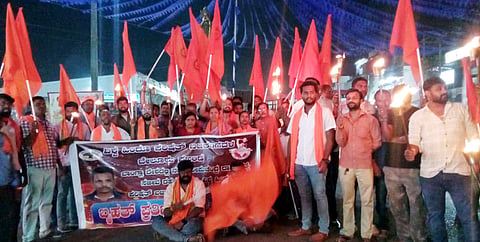 ಬಾಂಗ್ಲಾ ದೇಶದಲ್ಲಿನ ಹಿಂದುಗಳ ಮೇಲೆ ನಡೆಯುತ್ತಿರುವ ದೌರ್ಜನ್ಯ ಖಂಡಿಸಿ ಬೇಲೂರು ಪಟ್ಟಣದ ಬಸವೇಶ್ವರ ವೃತ್ತದಲ್ಲಿ ವಿಶ್ವ ಹಿಂದು ಪರಿಷತ್ ಹಾಗೂ ಬಜರಂಗದಳ ಕಾರ್ಯಕರ್ತರು ಪ್ರತಿಭಟನೆ ನಡೆಸಿದರು.