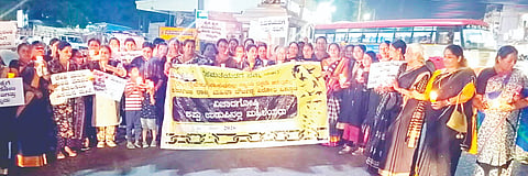 ಕರ್ನಾಟಕ ರಾಜ್ಯ ಮಹಿಳಾ ದೌರ್ಜನ್ಯ ವಿರೋಧಿ ಒಕ್ಕೂಟದಿಂದ ಬಸವೇಶ್ವರ ವೃತ್ತದಲ್ಲಿ ಮಹಿಳೆಯರು ಮೇಣದ ಬತ್ತಿ ಹಿಡಿದು ಮೌನ ಪ್ರತಿಭಟನೆ ನಡೆಸಿದರು.