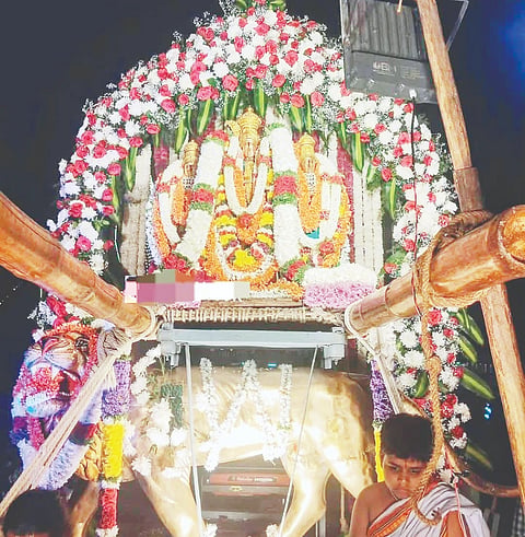 ಶ್ರೀ ಚನ್ನಕೇಶವಸ್ವಾಮಿ ಜಾತ್ರಾ ಮಹೋತ್ಸವ ಹಾಗೂ ಬ್ರಹ್ಮರಥೋತ್ಸವದ ನಂತರ ಸಿಂಹವಾಹನದ ಮೇಲೆ ದೇವರ ಮೂರ್ತಿ ಪ್ರತಿಷ್ಠಾಪಿಸಿ ಮೆರವಣಿಗೆ ನಡೆಸಲಾಯಿತು.