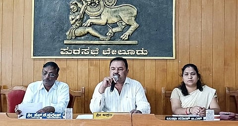 ಬೇಲೂರು ಪುರಸಭೆ ಸಾಮಾನ್ಯ ಸಭೆಯಲ್ಲಿ ಪುರಸಭೆ ಸದಸ್ಯ ಬಿ.ಗಿರೀಶ್ ಮತ್ತು ಎ.ಆರ್.ಆಶೋಕ್ ನಡುವೆ ಮಾತಿನ ಚಕಮಕಿ ಏರ್ಪಟ್ಟ ಸಂದರ್ಭ ಅಧ್ಯಕ್ಷ ಅಕ್ರಂ ಶರೀಫ್ ಸಮಾಧಾನ ಪಡಿಸುತ್ತಿರುವುದು.