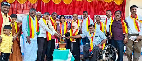 ಬೇಲೂರು ಪಟ್ಟಣದ ಸರ್ಕಾರಿ ಬಾಲಕರ ಸರ್ಕಾರಿ ಮಾಧ್ಯಮಿಕ ಶಾಲಾ ಆವರಣ ಆಯೋಜಿಸಿದ್ದ ರಾಷ್ಟ್ರಕವಿ ಕುವೆಂಪು ಜನ್ಮದಿನಾಚರಣೆ ಹಾಗೂ ವಿಶ್ವ ಅಂಗವಿಕಲರ ದಿನಾಚರಣೆ ಕಾರ್ಯಕ್ರಮವನ್ನು ಗಣ್ಯರು ಉದ್ಘಾಟಿಸಿದರು. ಎಚ್.ಎಂ.ದಯಾನಂದ್, ಕೆ.ಆರ್. ಅನುಪಮಾ, ಉಷಾ ಸತೀಶ್, ಮಂಜೇಗೌಡ, ತಿಮ್ಮೇಶ್ ಇತರರಿದ್ದರು.
