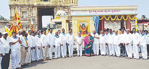 ಶ್ರೀಸತ್ಯಸಾಯಿ ಬಾಬಾ ಅವರ 100ನೇ ಜನ್ಮ ವಾರ್ಷಿಕೋತ್ಸವದ ಅಂಗವಾಗಿ ಶ್ರೀ ಸತ್ಯಸಾಯಿ ಪ್ರೇಮ ಪ್ರವಾಹಿನಿ ರಥಯಾತ್ರೆಯೂ ಶ್ರೀಚನ್ನಕೇಶವಸ್ವಾಮಿ ದೇಗುಲದ ಸಮೀಪ ಆಗಮಿಸಿತು. ಶ್ರೀ ಸತ್ಯಸಾಯಿ ಸೇವಾ ಸಂಸ್ಥೆಗಳ ರಾಜ್ಯಾಧ್ಯಕ್ಷ ಪದ್ಮನಾಭ ಪೈ ಇತರರು ಇದ್ದರು. 