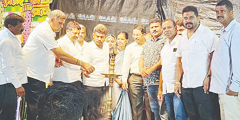 ಶ್ರೀ ಚನ್ನಕೇಶವಸ್ವಾಮಿ ಜಾತ್ರಾ ಮಹೋತ್ಸವದ ಅಂಗವಾಗಿ ಆಯೋಜಿಸಿದ್ದ ಪೌರಾಣಿಕ ನಾಟಕ ಪ್ರದರ್ಶನ ಕಾರ್ಯಕ್ರಮವನ್ನು ಸಂಸದ ಶ್ರೇಯಸ್ ಪಟೇಲ್ ಉದ್ಘಾಟಿಸಿದರು. ಮಾ.ನ.ಮಂಜೇಗೌಡ, ಜಯ್ಯಣ್ಣಗೌಡ, ಬಿ.ಎಂ.ಸಂತೋಷ್, ಗೋಪಿನಾಥ್, ಪ್ರಸನ್ನ, ಮೋಹನ್ ಕುಮಾರ್ ಇದ್ದರು.