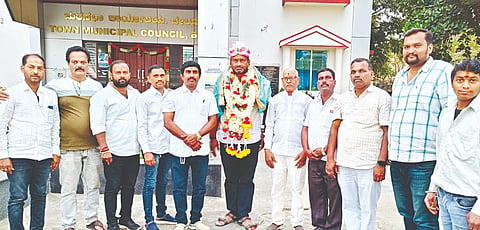 ಹಾಸನ ಜಿಲ್ಲಾ ನಗರಾಭಿವೃದ್ಧಿ ಕೋಶದ ಜಿಲ್ಲಾ ಯೋಜನಾ ಸಮಿತಿ ಸದಸ್ಯರಾಗಿ ಆಯ್ಕೆಯಾದ ಶ್ರೀನಿವಾಸ್ ಅವರನ್ನು ಪುರಸಭೆ ಆವರಣದಲ್ಲಿ ಜೆಡಿಎಸ್, ಬಿಜೆಪಿ ಮುಖಂಡರು ಅಭಿನಂದಿಸಿದರು. 